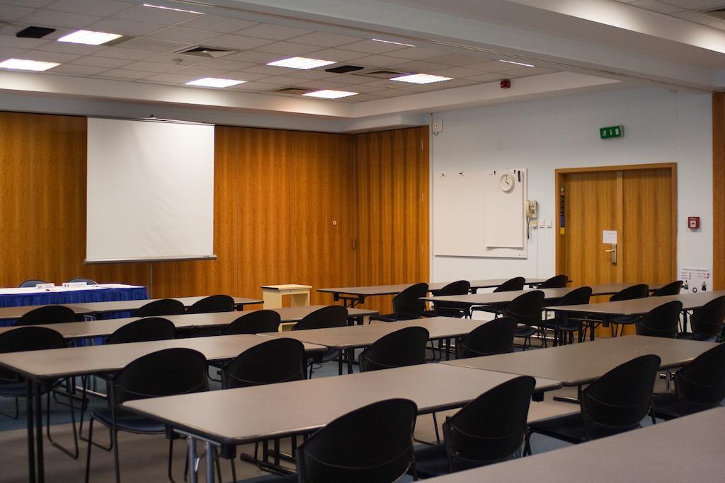 Отель Ceu Konferencia Koezpont Будапешт Экстерьер фото