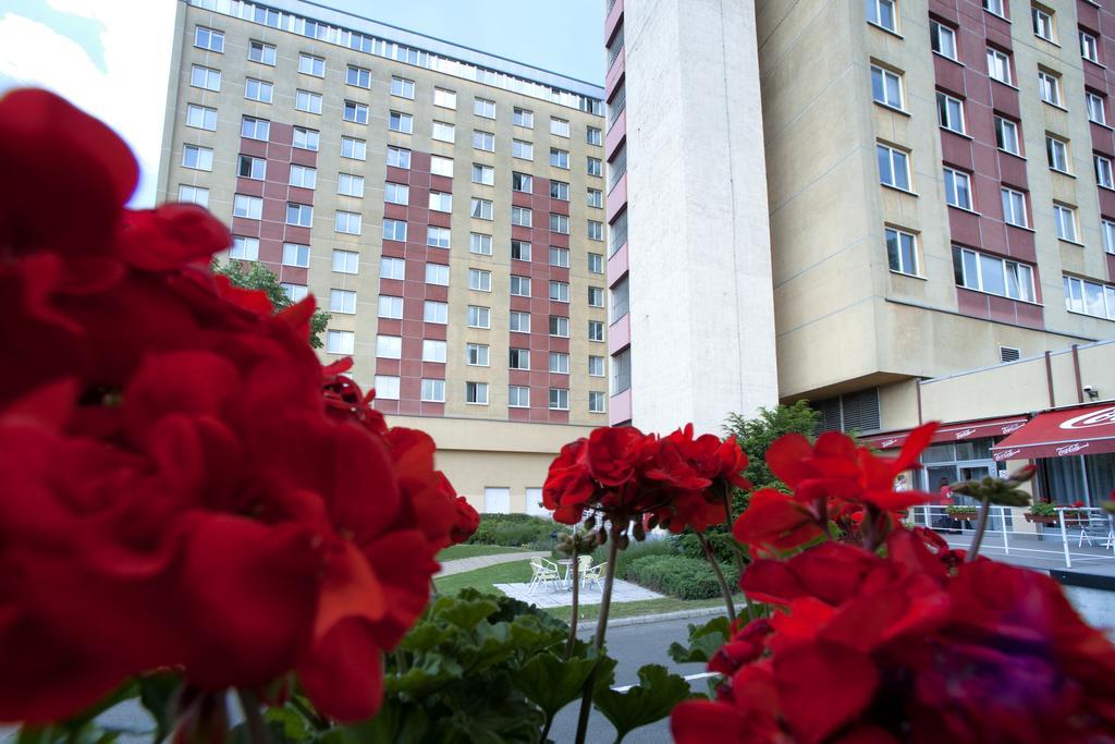 Отель Ceu Konferencia Koezpont Будапешт Экстерьер фото