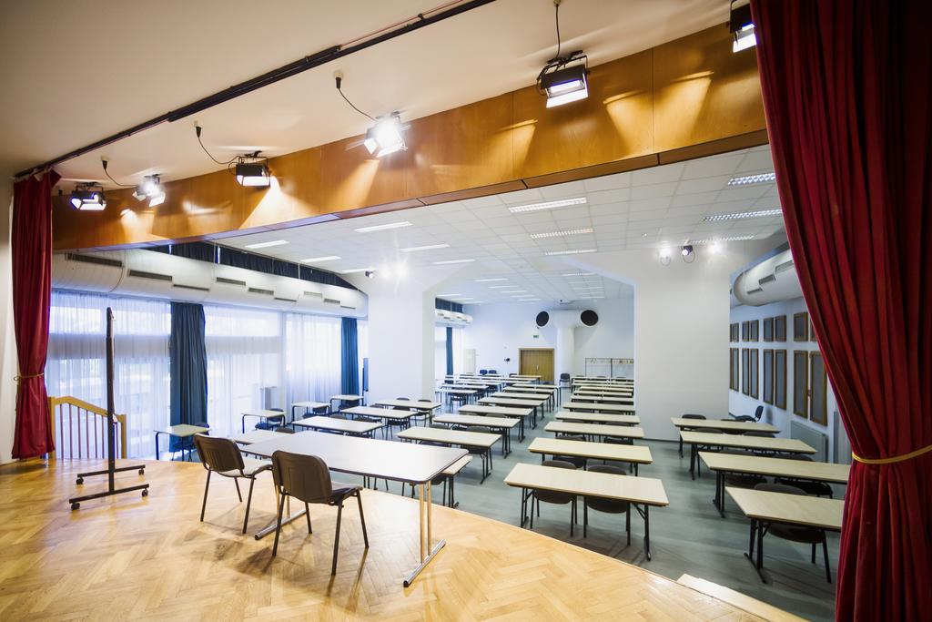 Отель Ceu Konferencia Koezpont Будапешт Экстерьер фото